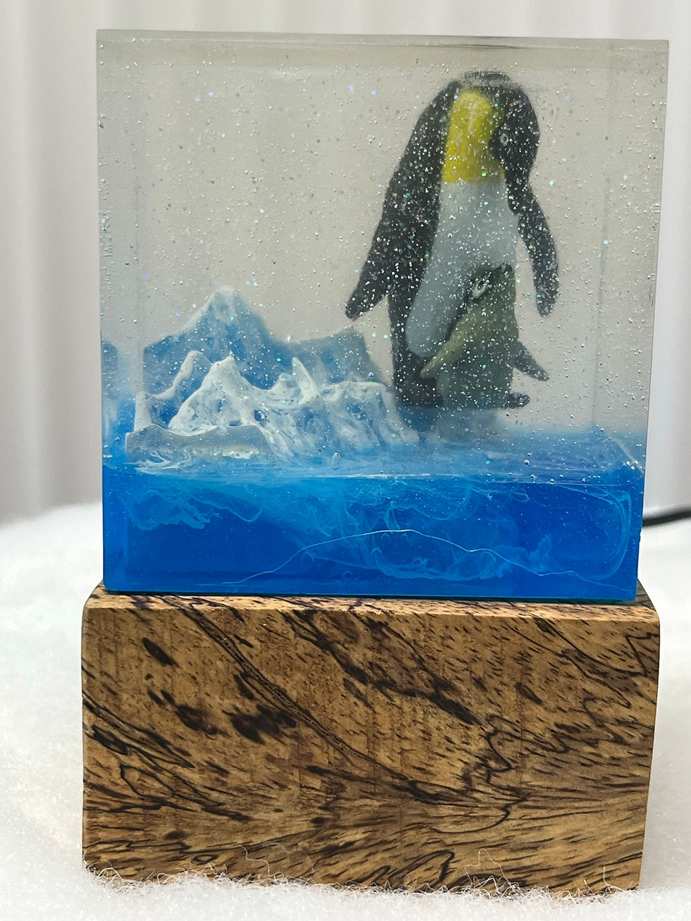 Thumbnail: Arctic Cube penguin décor