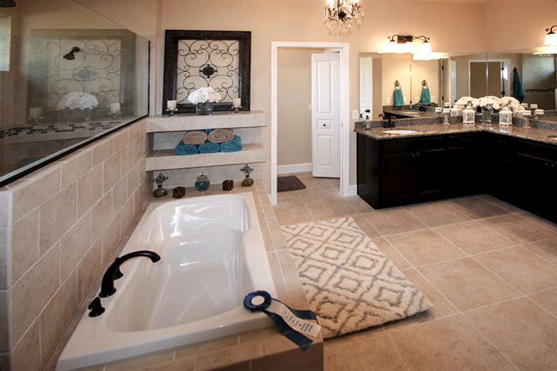 9252 (19) Master Bathroom.jpg