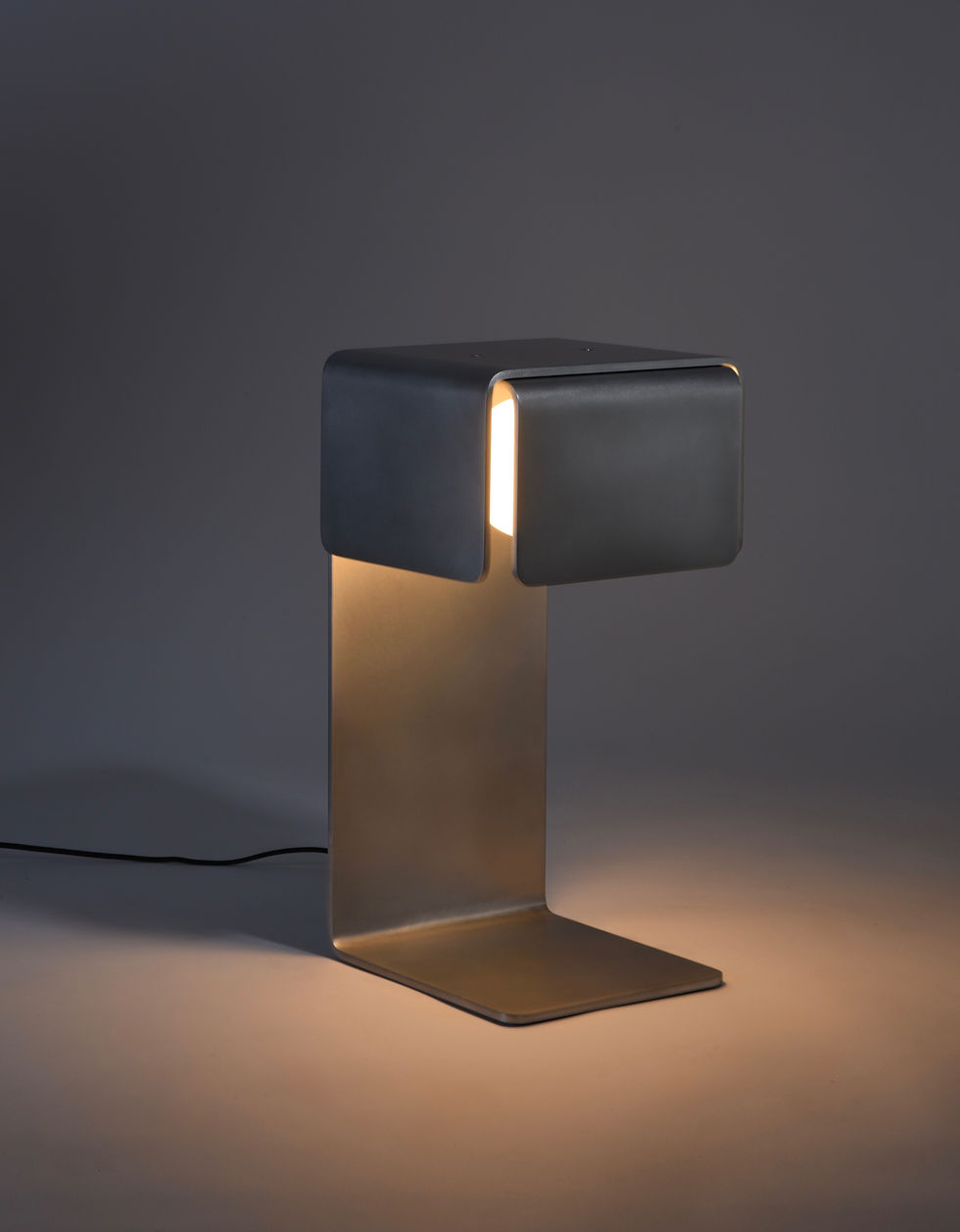 Lampe design en aluminium plié finition satinée