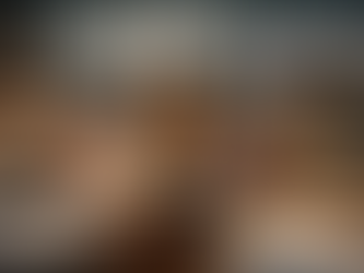 Representação de riscos jurídicos empresariais com contrato, auditoria fiscal, multa, bloqueio de bens e símbolos do Direito em ambiente corporativo.