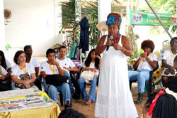 Rejane Rogrigues, líder do Quingoma, apresenta a cartografia social do quilombo_edited