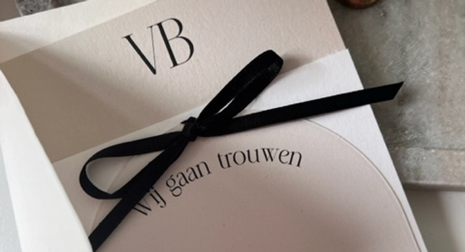 Minimalistische trouwkaart in wit en beige met strik