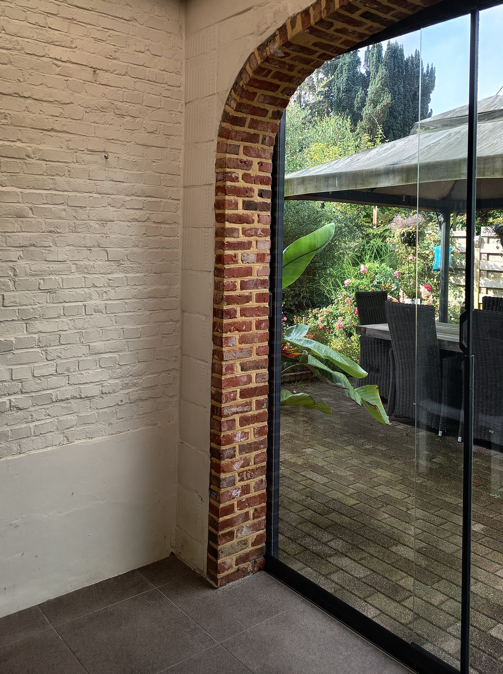 In de zijgevel zitten reeds een aantal karakteristieke bogen verwerkt waarvan één uitgeeft op de weelderig groene tuin. Een startpunt voor het ontwerp van de uitbreiding? Stay tuned...