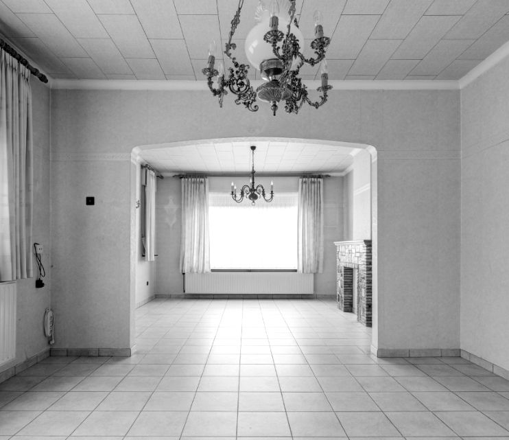 Dit is geen renovatie die een huis “opfrist”.
Dit is een transformatie die een woning laat meegroeien met haar bewoners.
De woning in Heusden-Zolder wordt een plek waar verleden en toekomst elkaar ontmoeten. Een starterswoning die geen tijdelijke fase is, maar een duurzame basis. Stevig in haar fundamenten, open naar wat komt.
Een huis dat ademt met de seizoenen.
Dat groeit met het leven.
Dat karakter niet ziet als iets fragiels, maar als iets dat sterker wordt door zorg en aandacht.
Soms begint een project met een plan.
Soms met een droom.
Hier begon het met beide.
En wij schrijven verder.