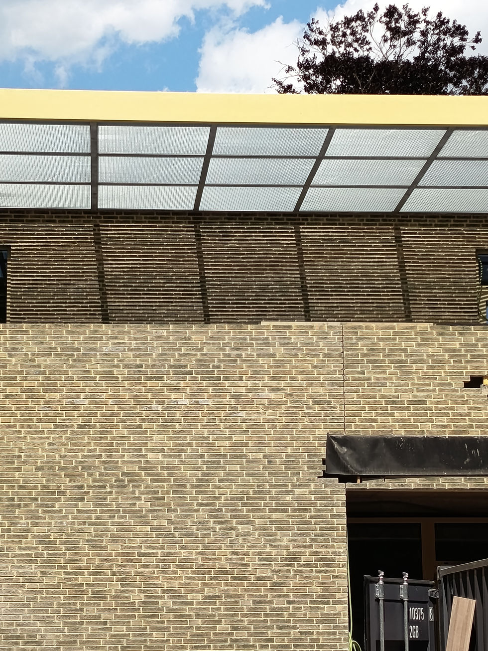 De zonwering met gegalvansieerd STACO rooster is geplaatst. Een dynamische simulatie heeft de hoeveelheid schaduwwerking gechecked na wijziging van de hoogte van het STACO rooster om de coördinatie met de HVAC technieken te optimaliseren en oververhitting tegen te gaan.