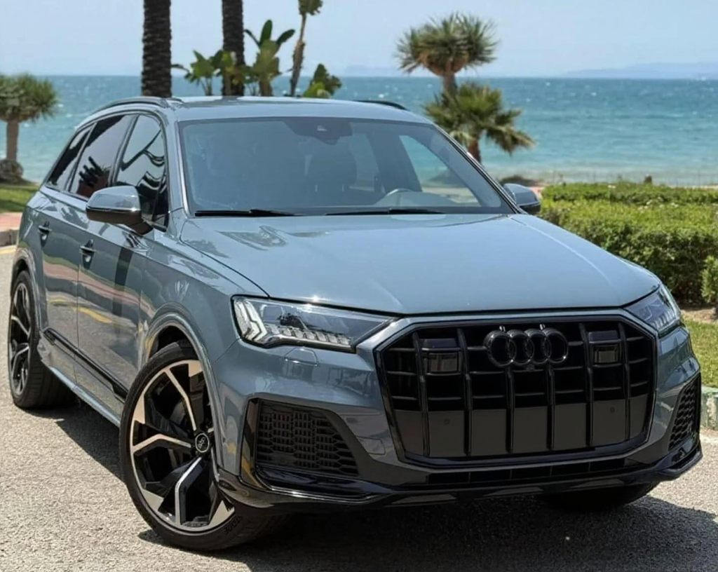 Front right three-quarter hero view of Audi Q7 50 TFSI plug-in hybrid luxury SUV parked outdoors in Marbella.