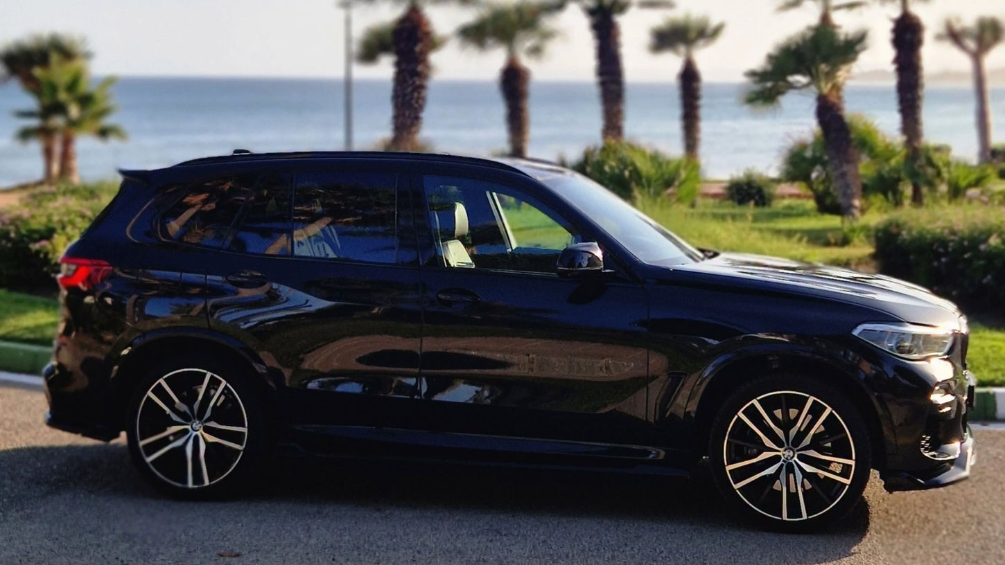 Side profile of the BMW X5 xDrive40i M Sport available for rent in Marbella