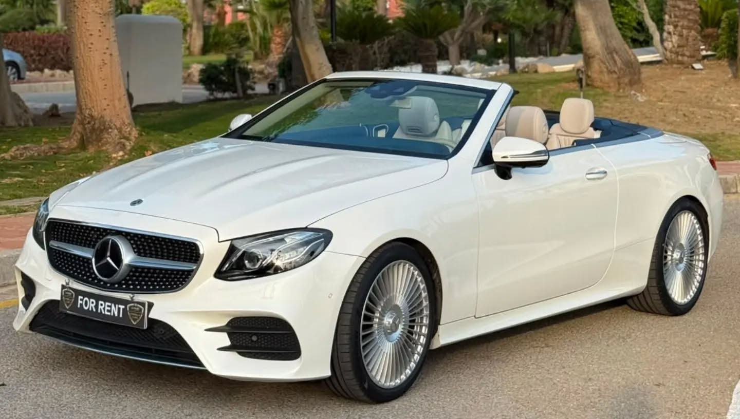 Side front view of the Mercedes E400 4MATIC Cabriolet in Marbella