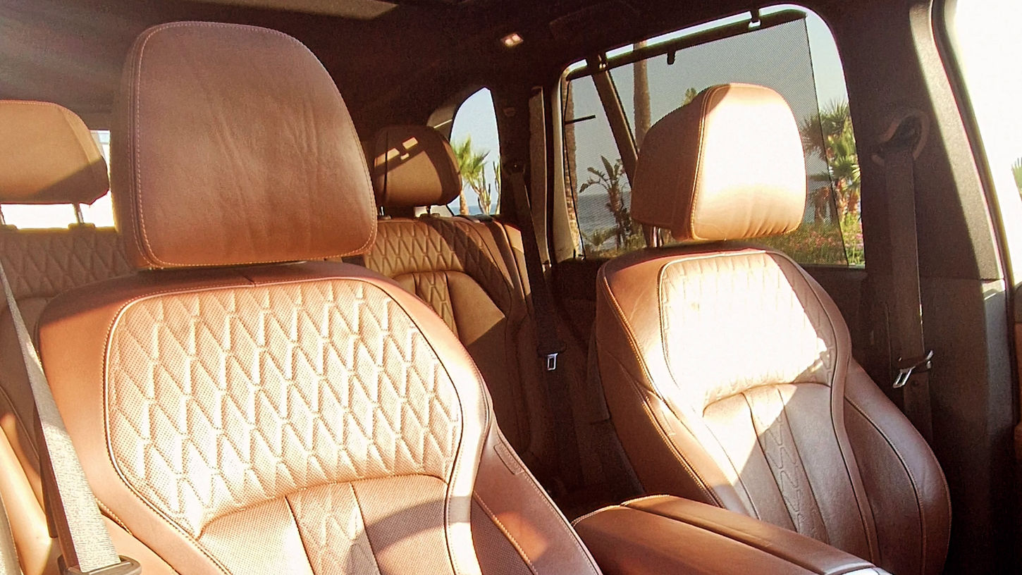 Premium leather front seats inside the BMW X5 xDrive40i M Sport