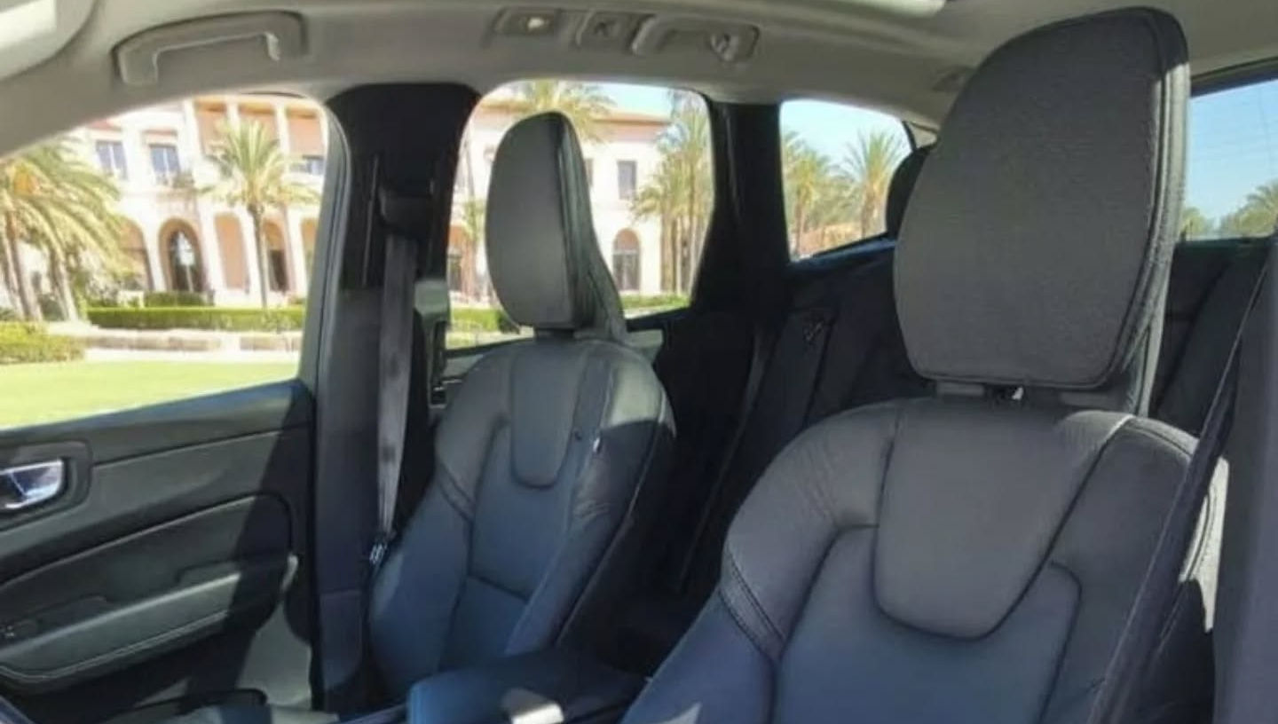 Front seats of Volvo XC60 B5 with supportive cushions, quality upholstery and adjustable headrests, comfortable seating for long Marbella drives