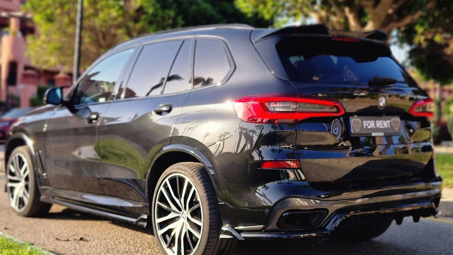 Rear three-quarter view of the BMW X5 xDrive40i M Sport
