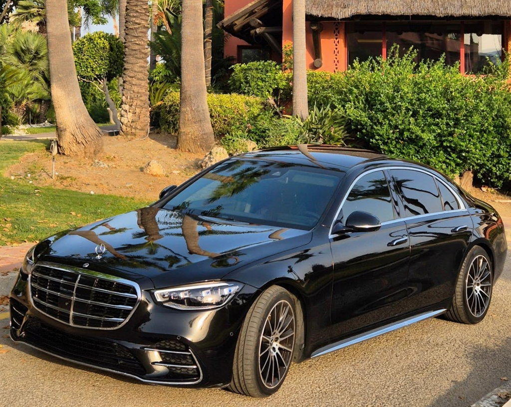Left front three‑quarter hero view of Mercedes‑Benz S350 premium limousine parked on the road in Marbella.