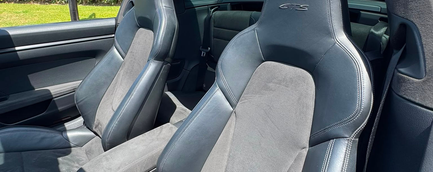 Premium GTS sport seats in the Porsche 911 Targa 4 GTS featuring leather and Alcantara upholstery.