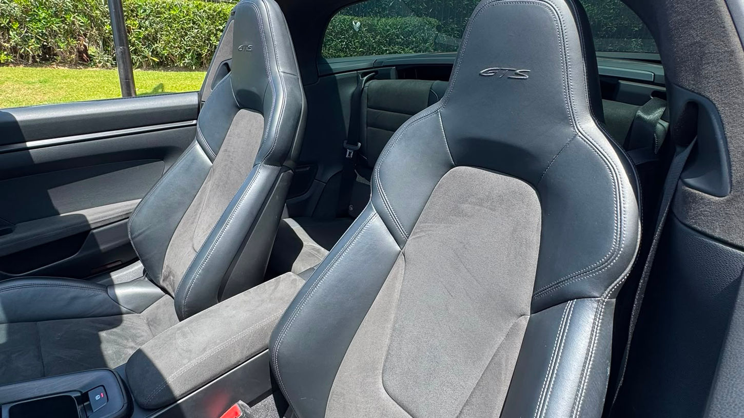 Premium GTS sport seats in the Porsche 911 Targa 4 GTS featuring leather and Alcantara upholstery.