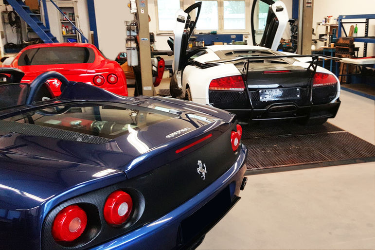 Blau, rot und weißer Sportwagen in der Werkstatt