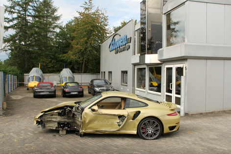 Verunfallter Porsche 911 vor Klassen Carparts