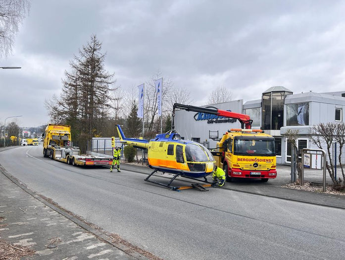 Hubschraubertransport vor Haus, Klassen Carparts