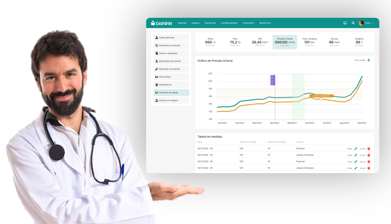 Médico demonstrando a tela do sistema Darwin Saúde, uma plataforma de saúde inteligente.