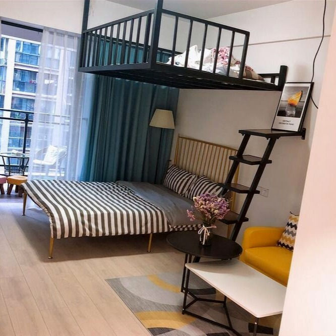 Miniatura: Metalowe łóżko-poddasze w stylu loft, montowane do sufitu, dla nowoczesnej optymalizacji przestrzeni.