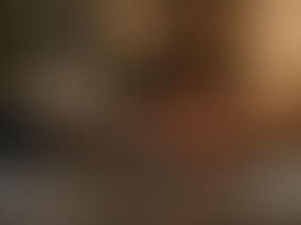 Gros plan sur deux mains âgées se séparant doucement sur une table en bois, illustrant la rupture familiale et les non-dits qui s'effacent devant une lumière dorée de libération.