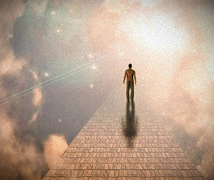 homme de dos sur une passerelle dans le ciel