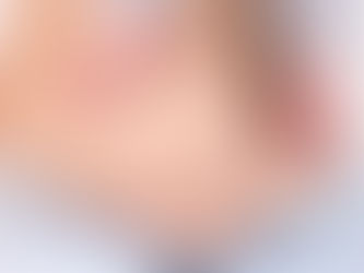 Gros plan d'une cicatrice de césarienne et pieds de bébé symbolisant le soin énergétique - René Dheure