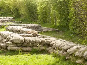 sacs de sable dans la campagne, le long de tranchées