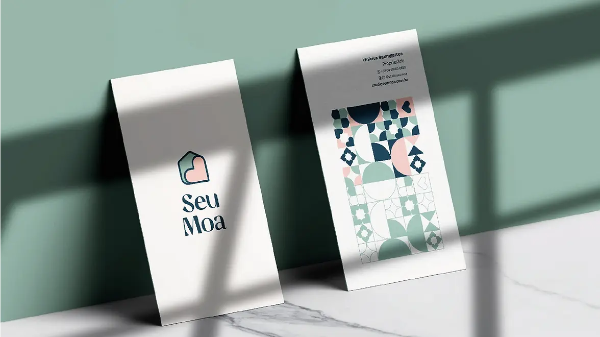 Mockup de cartão de visita do Studio Seu Moa impresso em papel texturizado ou kraft para reforçar o conceito manual.
