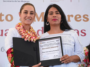 Sheinbaum entrega reconocimientos a mujeres traductoras indígenas en Oaxaca