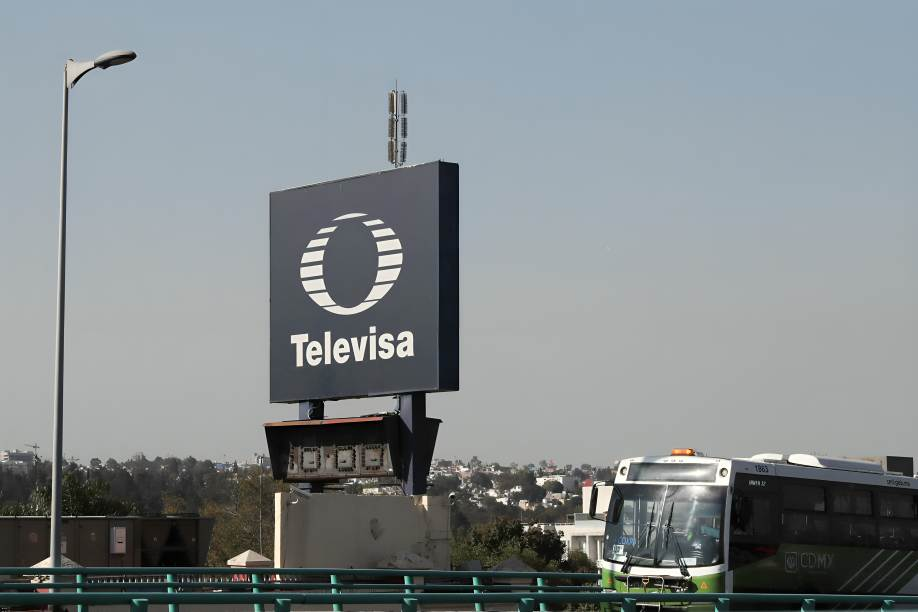 Televisa se vio afectada principalmente por menores ganancias provenientes de TelevisaUnivision y un impacto fiscal desfavorable.