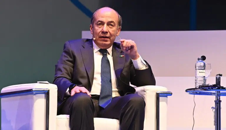Calderón advierte costos de la polarización y critica populismo desde España