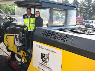 Sheinbaum destaca compra de 30 trenes de repavimentación para modernizar caminos