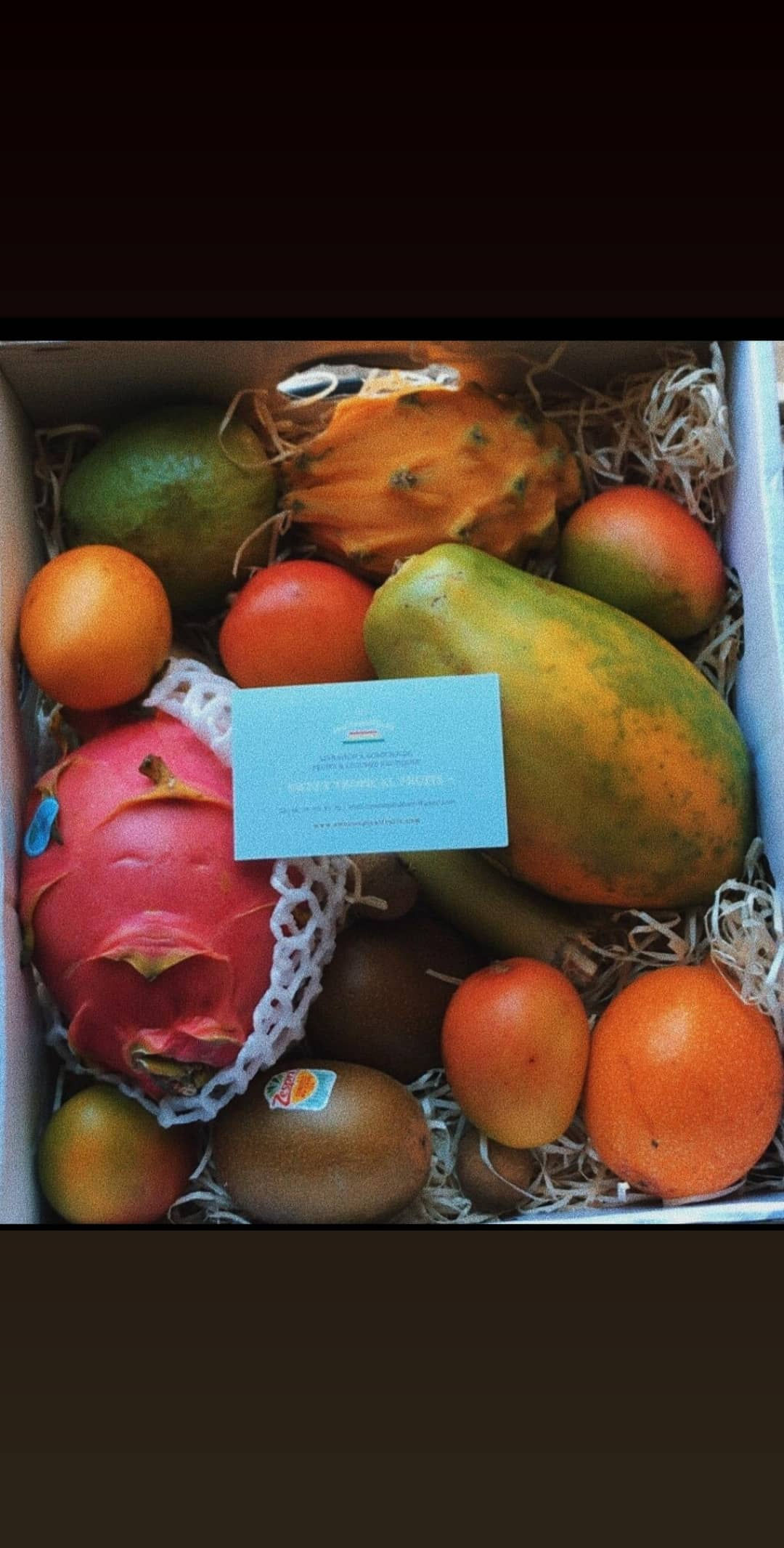 Panier de fruits et légumes tropicaux