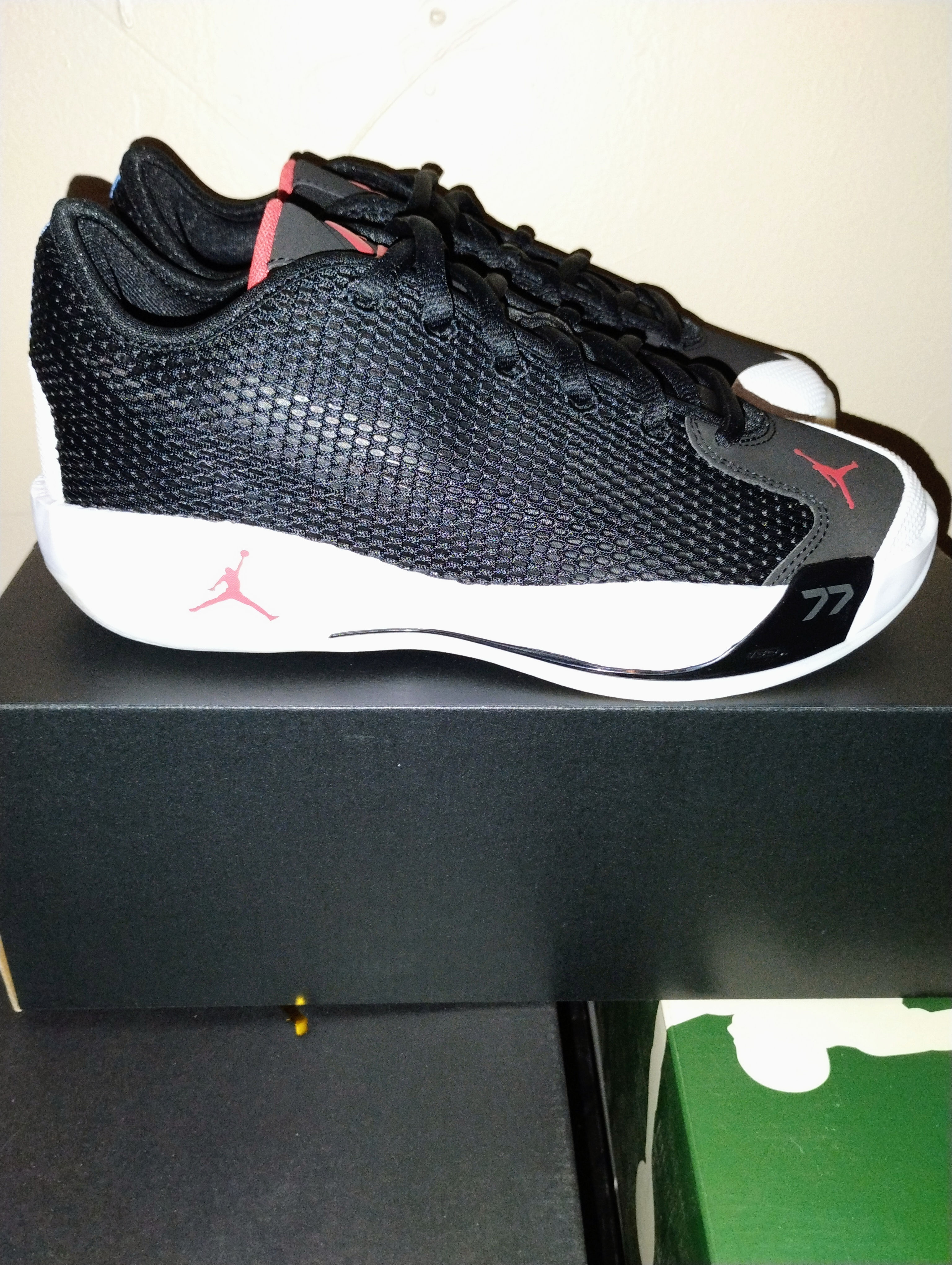 Luka 77 "Bred" Black/White/University Red Size 7y