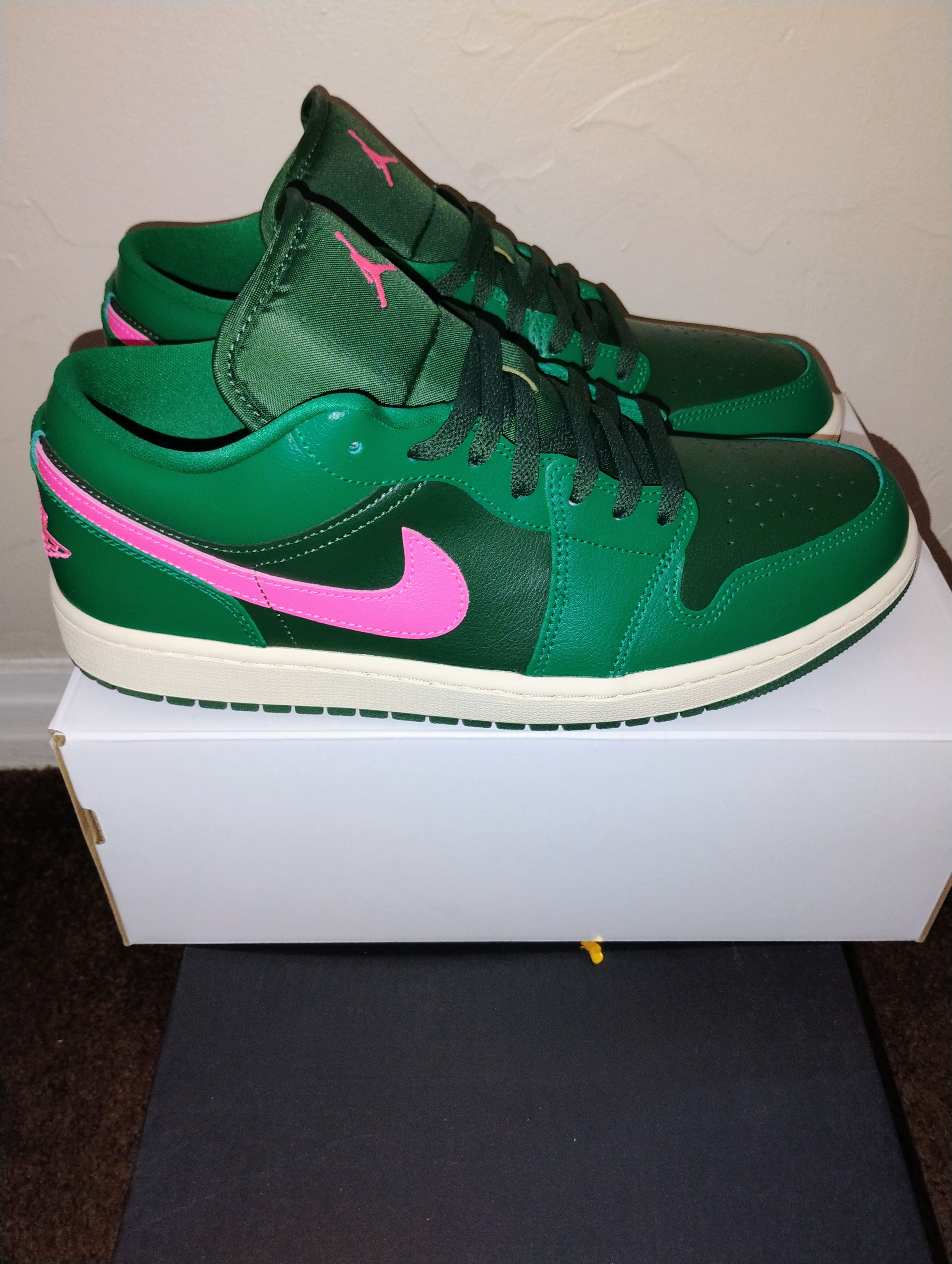 Malachite/Pink Blast/Coconut Milk Air Jordan low size 10 men 11.5 women