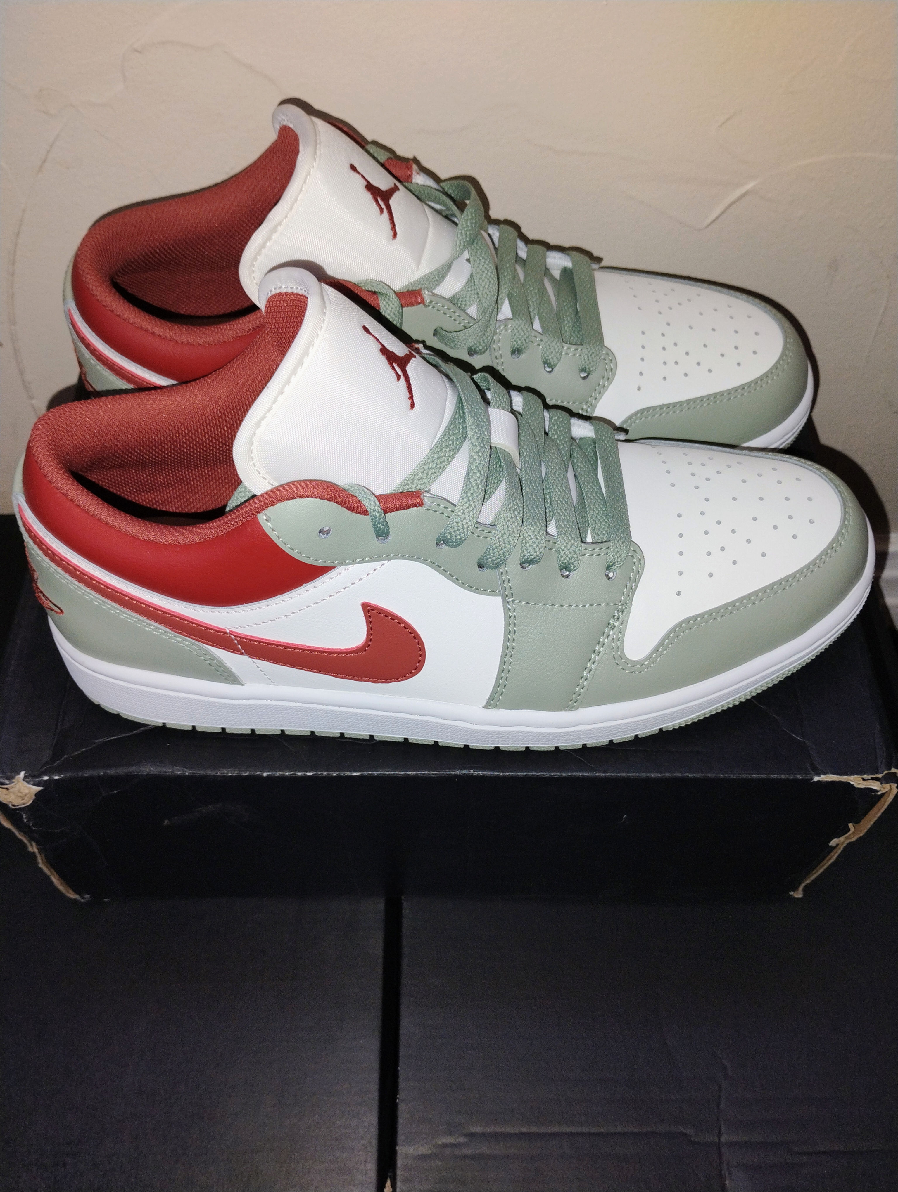 Air Jordan 1 low Jade/ hypercrim size 9.5 men 11 women