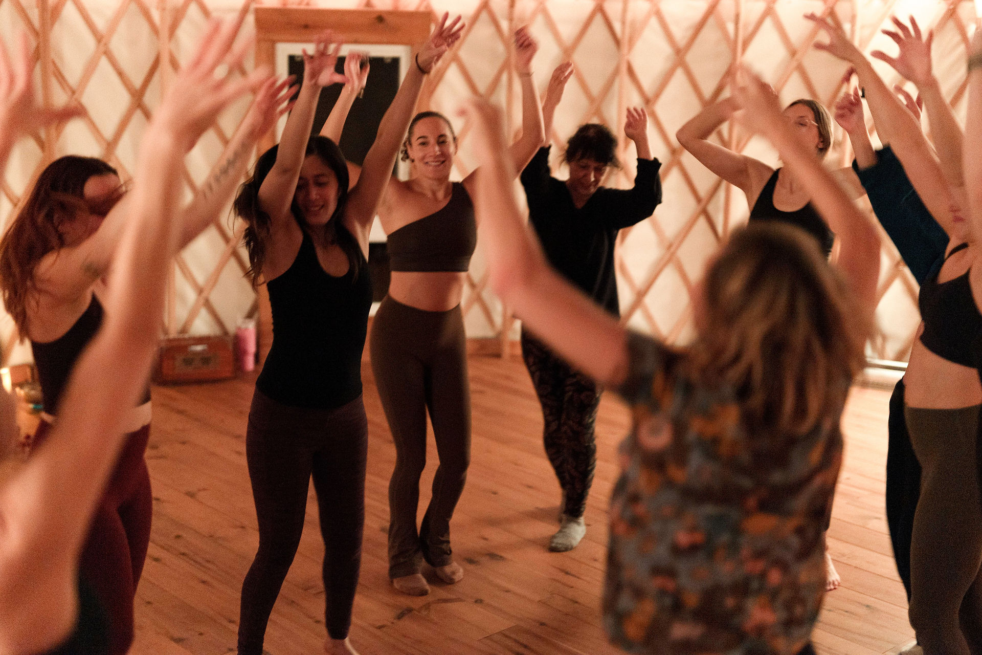 Les yogis dansent ensemble lors de l'atelier de mouvement guidé par Elsa Tellier