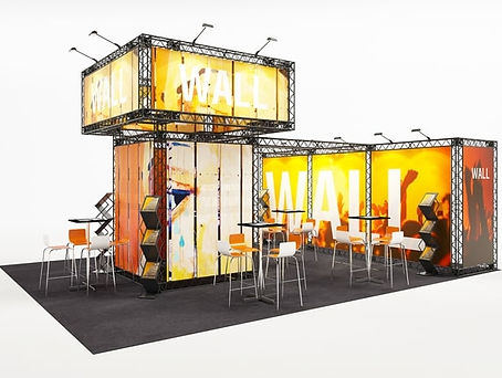 Traversen Messestand System X-MODULE X-15 Messetraverse – Kopfstand Standfläche 6x8 m – zentraler Turm mit Aufsatz Höhe 3,55 m, große Messewand mit verbindenden Traversenbrücken zum Messeturm, Grafiken und LED-Spots