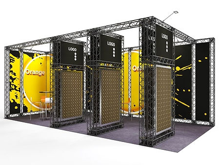 26 qm Messestand aus schwarzen X-MODULE Messetraversen – modularer Eckstand ca. 7,5x3,5 m mit Kabine, Traversenbrücken, Grafiken und LED-Beleuchtung