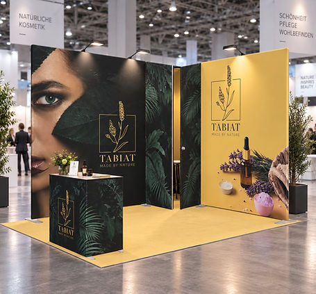 Modularer Messestand MODULATE™ 3x3 m – Eckstand mit großflächigen Stretch-Textilgrafiken m