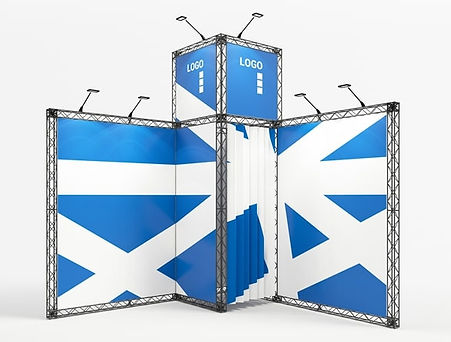 Kleiner Messestand – X10-E13 Traversen Messestand 3x3 m mit zwei Seitenwänden, Turm inklusive Kabine in der Ecke, Grafiken und LED-Spots
