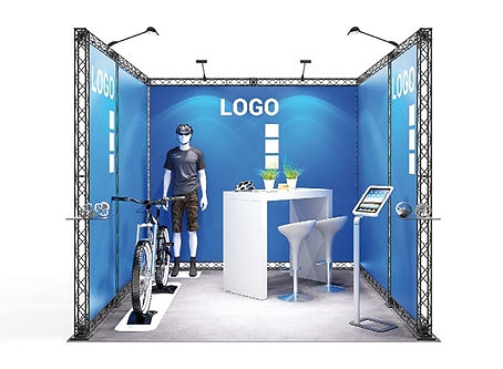 3 x 3 m Traversen Messestand X10-R2 – Reihenstand mit Rückwand, Seitenwände zweiteilig, Grafiken, LED-Spots, zwei Seitenregale an der offenen Seite.