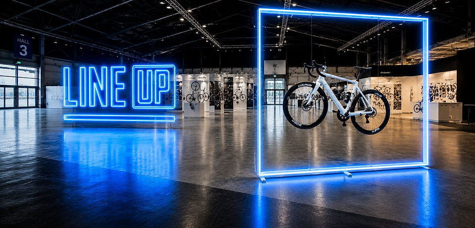 LINEUP Leuchtrahmen mit RGB-Rundumbeleuchtung für Messe und Event.