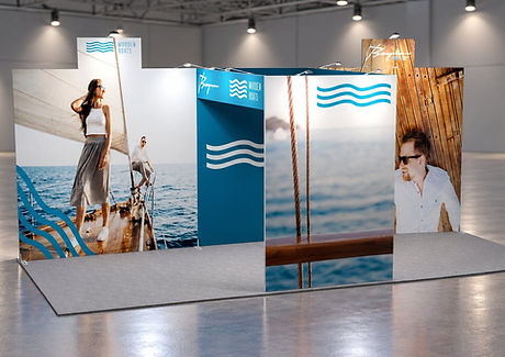 Modularer, mobiler Messestand als Kopfstand mit Brückenelement mittig und Header über der linken und rechten Rückwandseite.