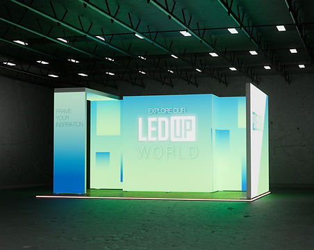 Modularer LED-Messestand BIG LEDUP – 6 x 4 m Reihenstand mit Brücke links, Kabine mit Tür mittig der Rückwand und hinterleuchteten Werbegrafiken