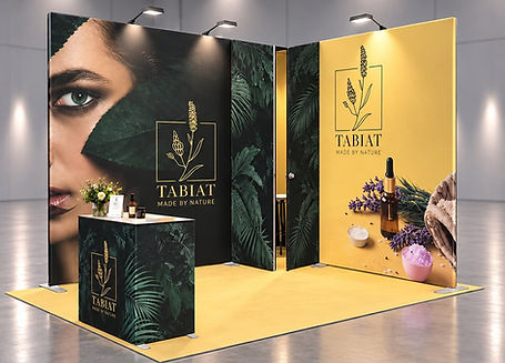 Modularer Messestand 12 qm von MODULATE™ – 4 x 3 m Eckstand mit Stretch-Stoffgrafiken, abschließbarer Kabine und Messetheke