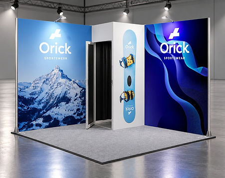 Kleiner, mobiler Messestand als Eckstand mit verschließbarer Messekabine und Sportgrafiken in einer Messehalle.
