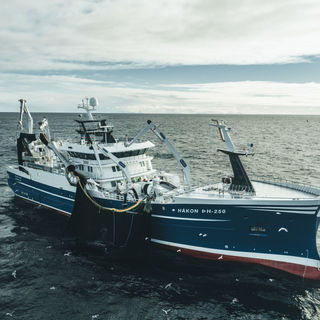 Hákon ÞH 250 að dæla loðnu