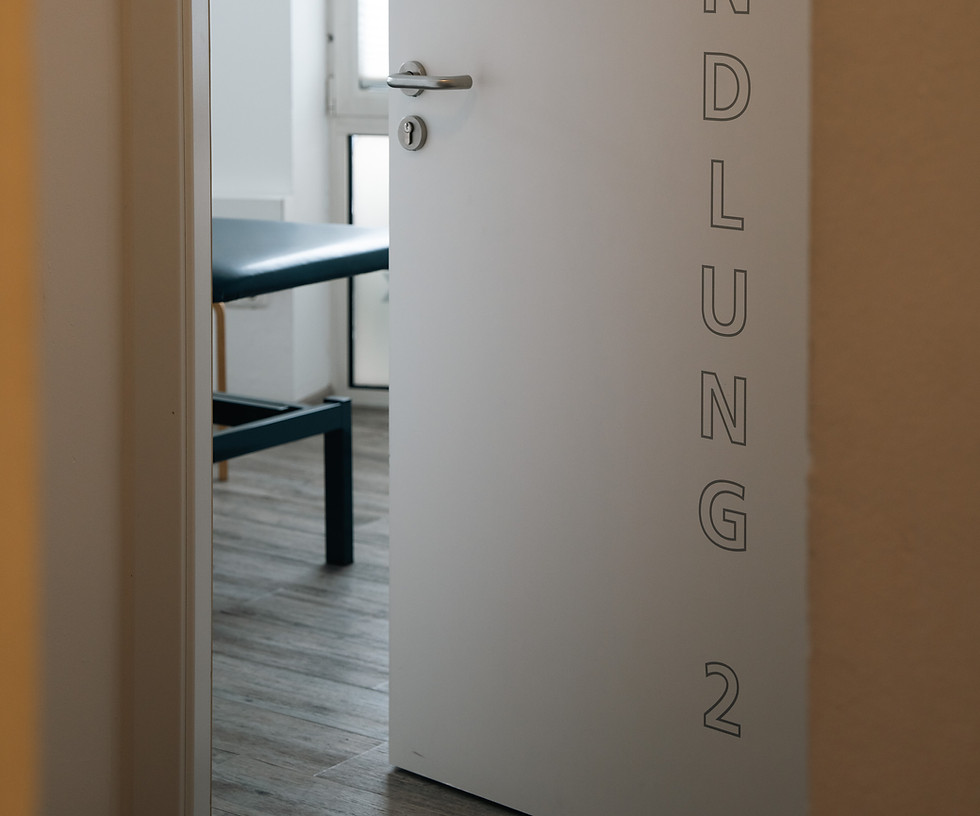 Geöffnete Tür zum Behandlungszimmer