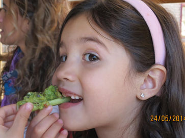 NIña con apio fellz.jpeg